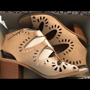 NWT Womens shoes size 12M